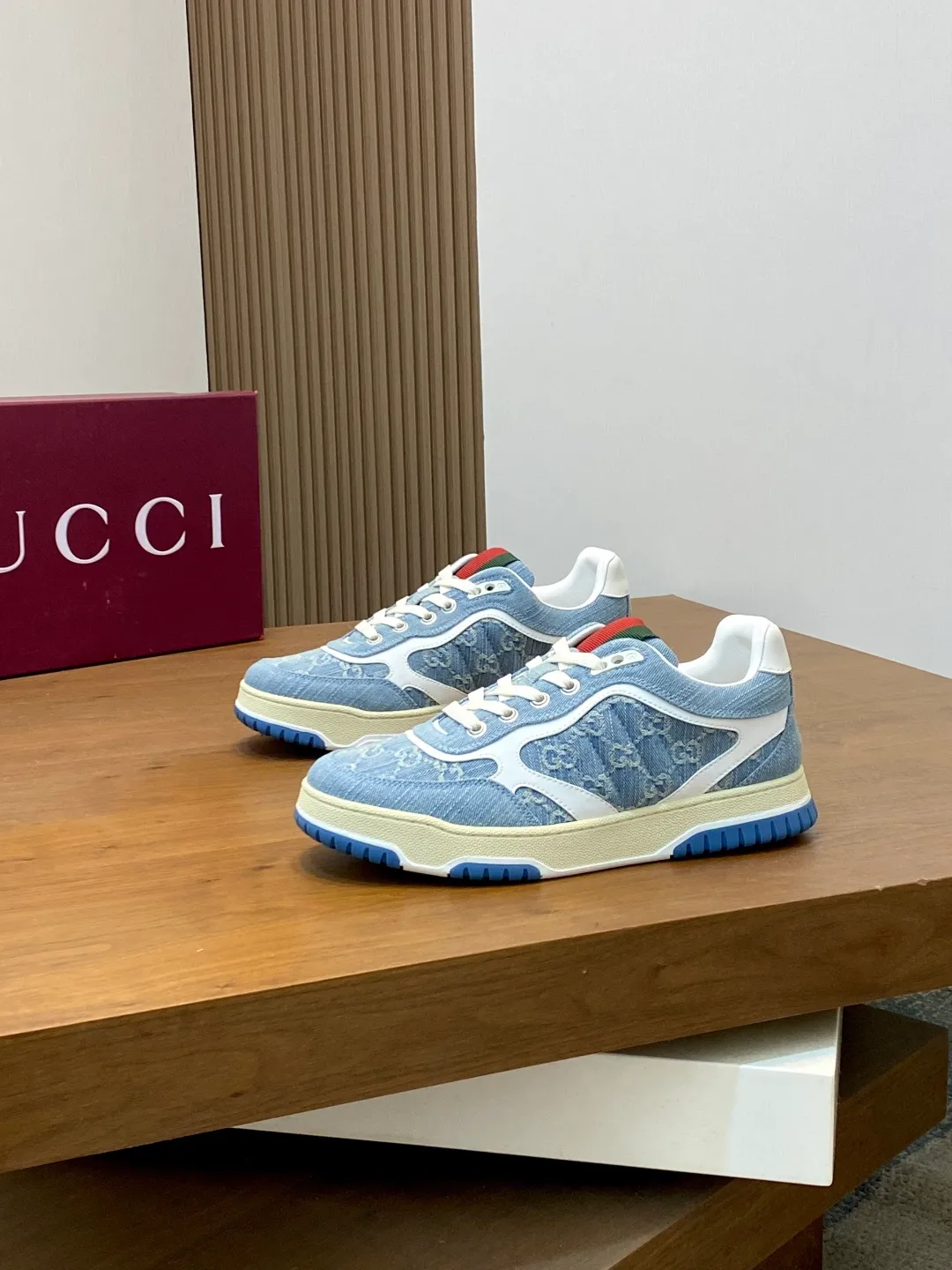 Men's Shoes 💰660 𝐆𝐮𝐜𝐜𝐢 𝐑𝐞-𝐖𝐞𝐛 As the first sneaker created by Sabato De Sarno for Gucci, the Re-Web series reinterprets the brand's classic stripes and sets off the modern silhouette design with bold and unique details. These shoes are crafted from white leather. This new sneaker is ingeniously decorated with many of the brand's classic details, and is equipped with a bright red and green webbing tongue, which will make people fall in love at first sight. White leather treated with a special process for softness and luster, with an embossed grainy texture. Script Gucci logo and interlocking G web label with Interlocking G and script Gucci logo. Rubber outsole with interlocking G detail eyelets. Web tongue. Size: 39-44 (customized for sizes 38 and 45)